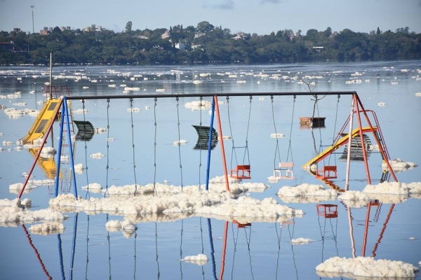Fenómeno de acumulación de espuma en río Uruguay