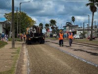Intendente Lima y Director de Obras informan sobre la colocación de bitumen en la Av. Manuel Oribe