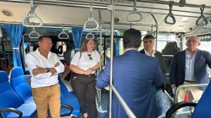 El intendente Lima y la Directora de Hacienda recibieron el primer bus eléctrico para Salto