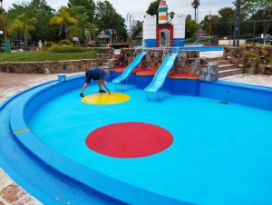 Intendente Lima destaca mejoras en la piscina para niños en Termas del Daymán