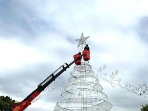 La Intendencia de Salto invita al encendido del árbol navideño en la plaza Treinta y Tres