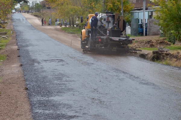 Intendencia realiza obras de bituminización en calle Ituzaingó