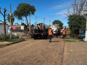 Intendente Lima impulsa intervenciones en Ceibal Sur: riego bituminoso en avenida Patulé y Vía Férrea