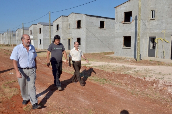 Intendente Barreiro visitó construcción de viviendas en barrio Salto Nuevo