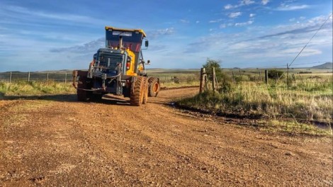 Trabajos en caminería rural desde el paraje El Buzón hasta el municipio de Mataojo