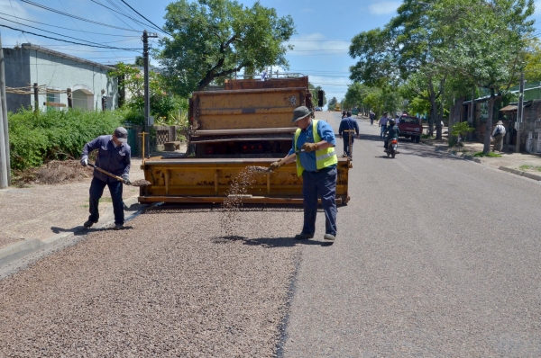 Intendencia repara calles y caminería rural dañada por lluvias