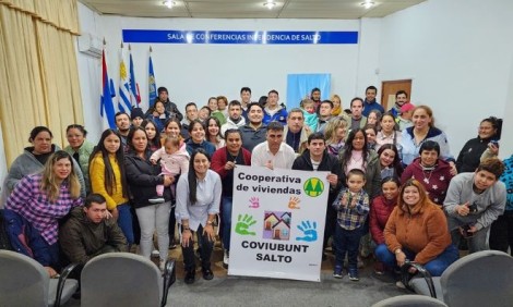Intendencia de Salto entrega terreno a 32 familias integrantes de la Cooperativa de Vivienda Ubunt