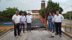 INTENDENTE VISITA CONSTRUCCIÓN DE PUENTE PEATONAL DE CLUB REMEROS SALTO