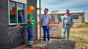 Las autoridades realizaron una visita a las obras de construcción de 68 viviendas en Villa Constitución