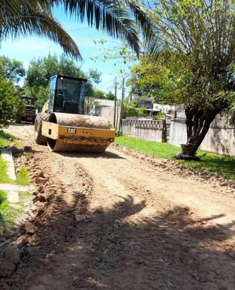 La Intendencia de Salto avanza en el mantenimiento de calles de ripio en diversos barrios